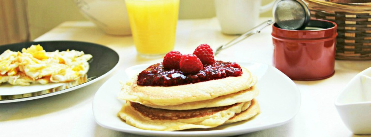 Pancakes tout moelleux et coulis de framboises à la vanille