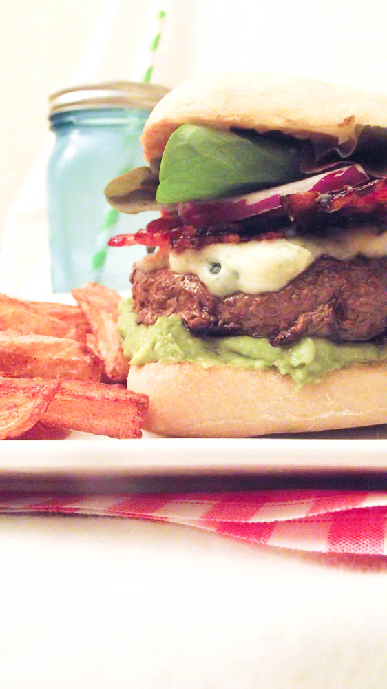 Le burger nomade au guacamole, Bleu, bacon caramélisé & mayonnaise au sirop d’érable