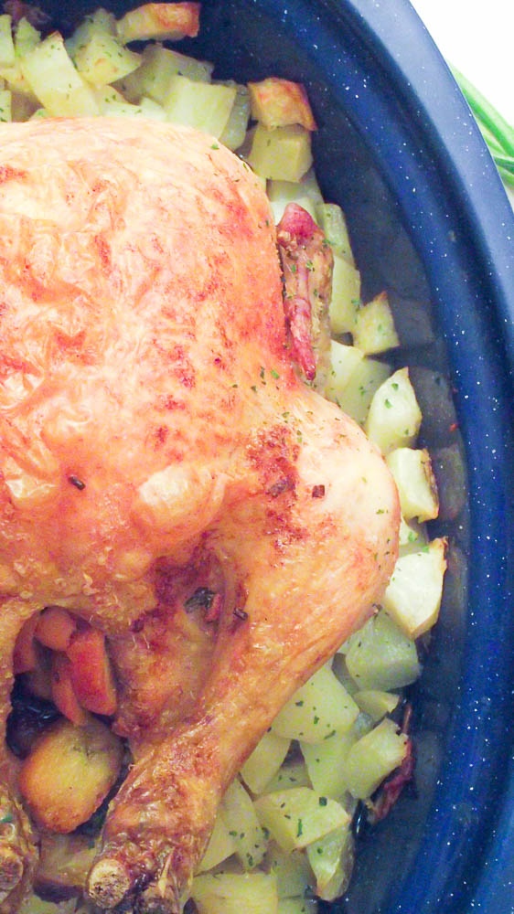 Poulet rôti farci aux croûtons et pommes de terres fondantes