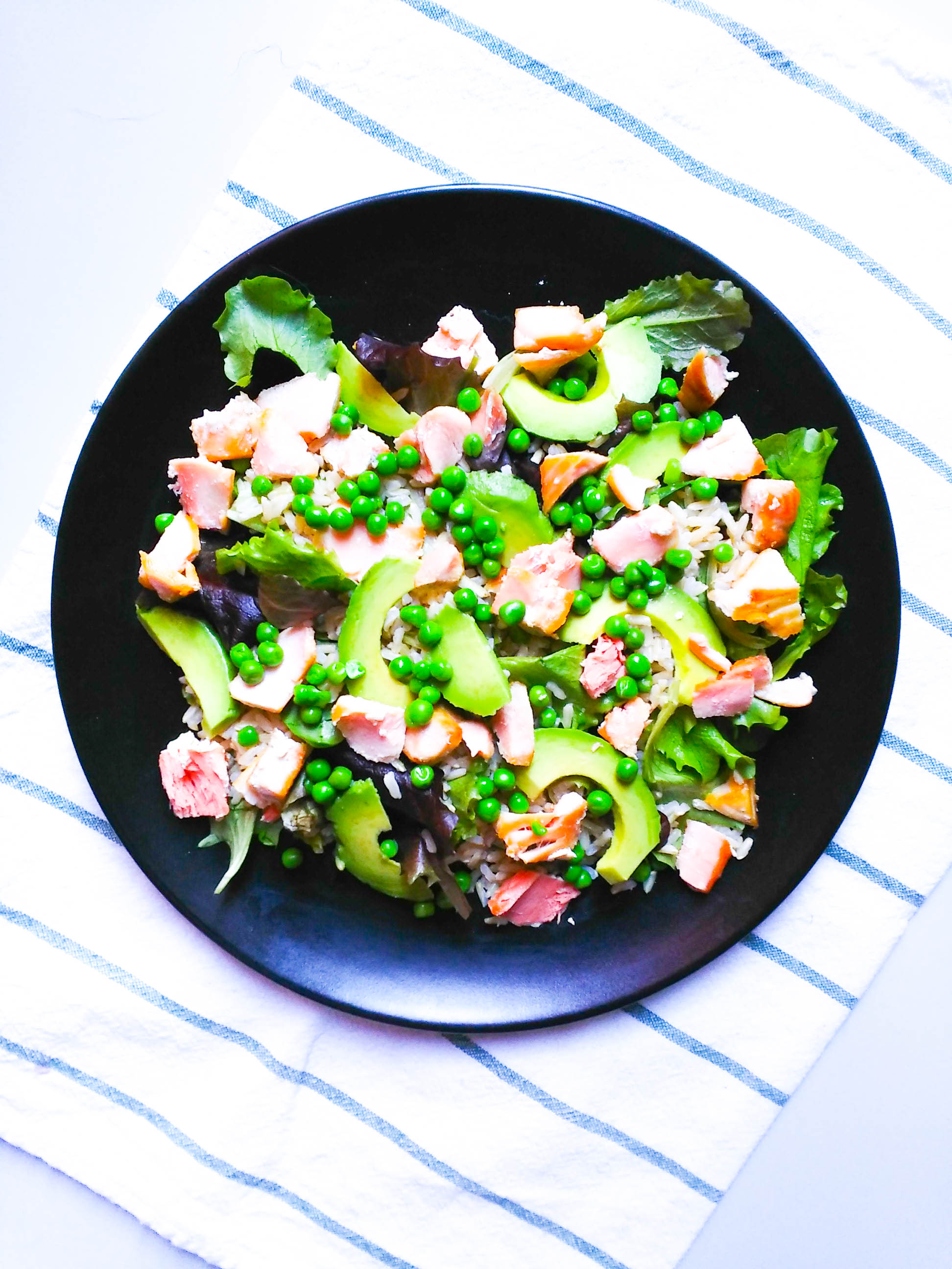 Salade de riz complet au saumon, avocat et aux petits pois