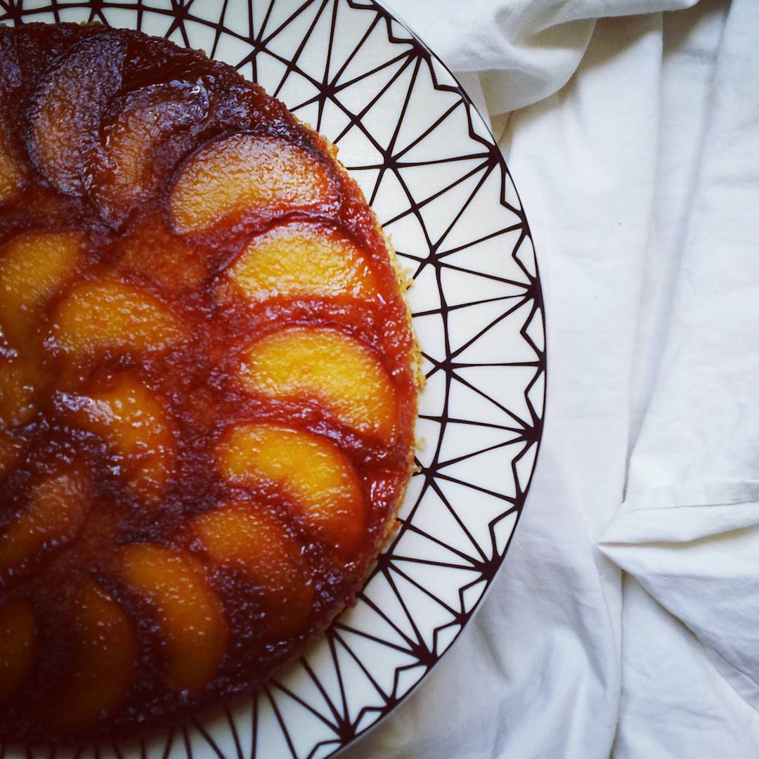 Gâteau renversé aux pêches jaunes caramélisées