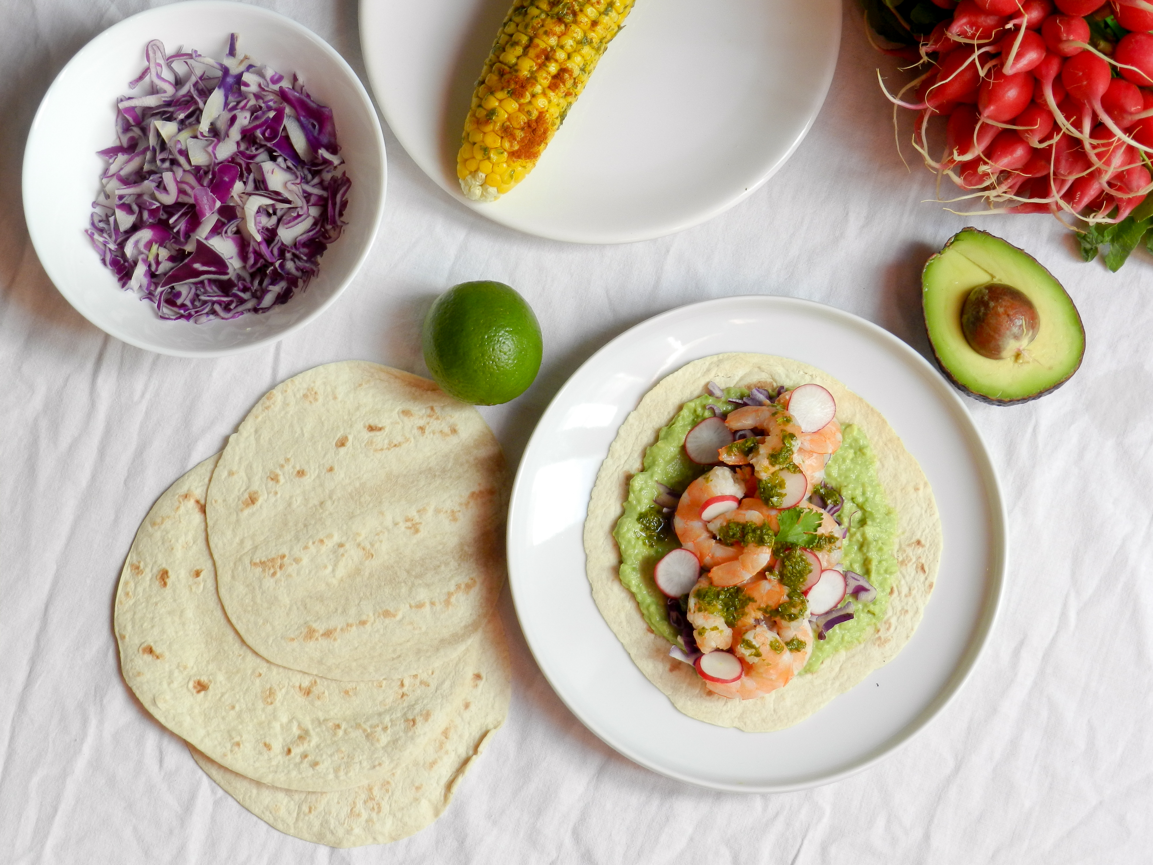 Tacos de crevettes, crème d’avocat, sauce citron vert-coriandre