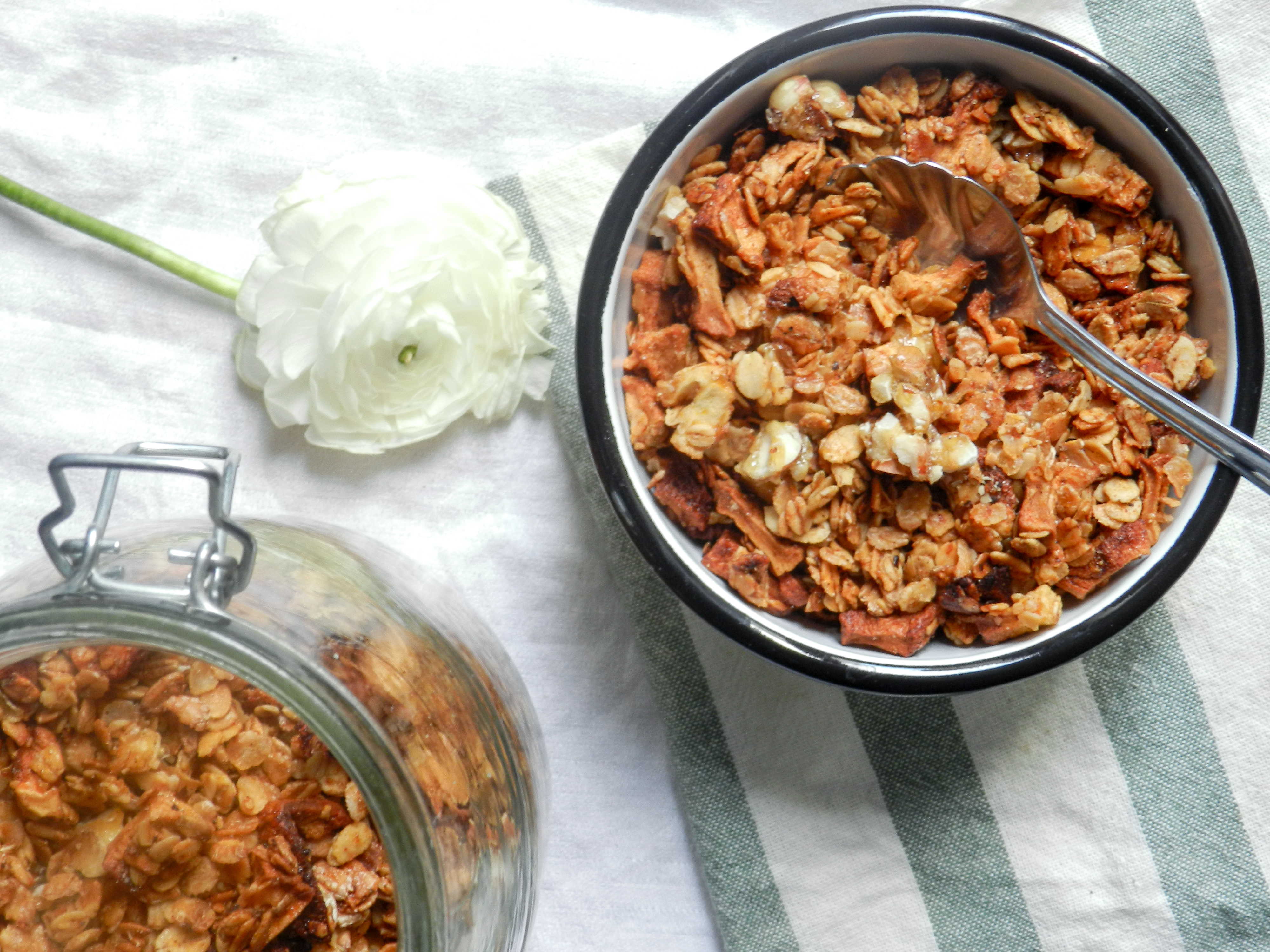 Granola aux pommes, noisettes caramélisées et épices