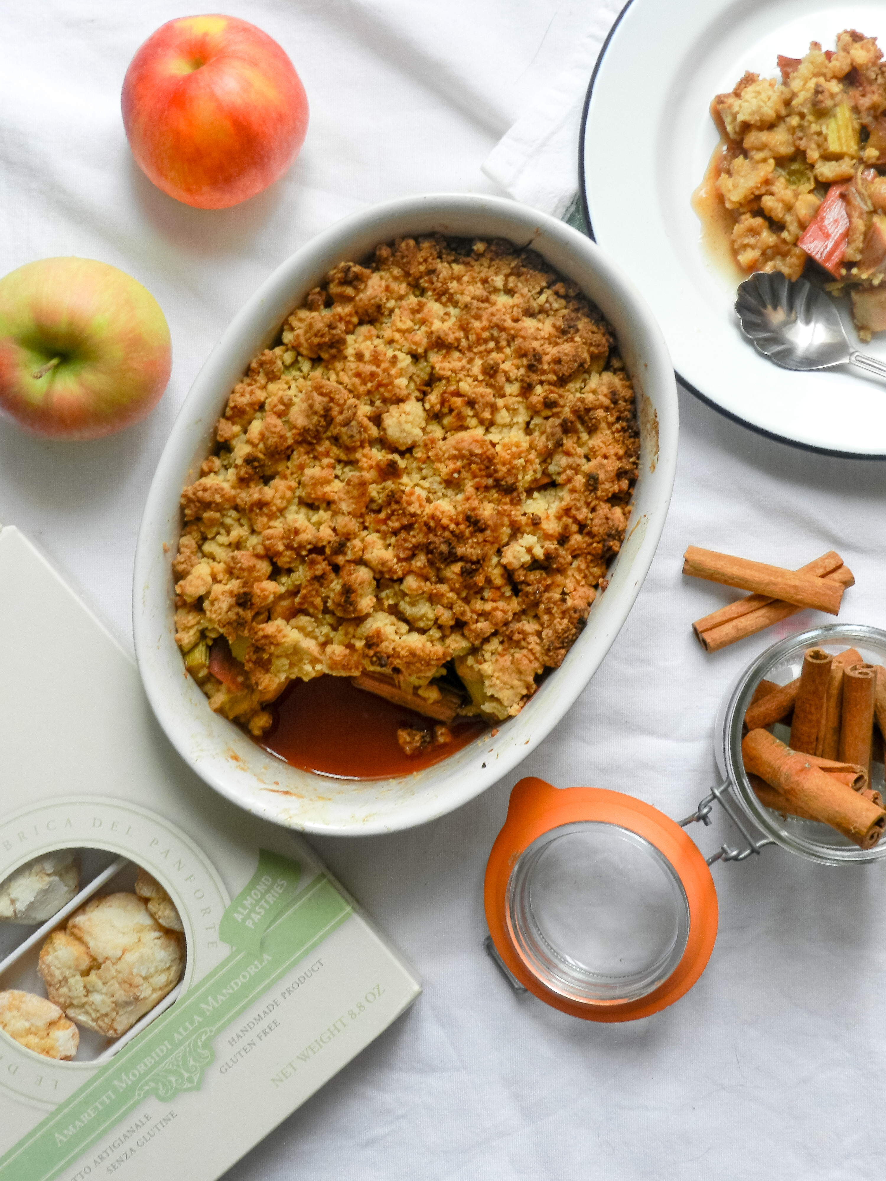 Crumble De Rhubarbe, Pommes à La Cannelle Et Aux Amaretti | Wadji ...